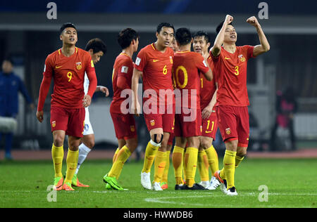 Changsha, provincia cinese di Hunan. 23 Mar, 2017. Team di celebrare la Cina dopo il 2018 FIFA World Cup Russia match di qualificazione contro la Corea del Sud in Changsha, centrale provincia cinese di Hunan, 23 marzo 2017. La Cina ha vinto 1-0. Credito: Kong Hui/Xinhua/Alamy Live News Foto Stock