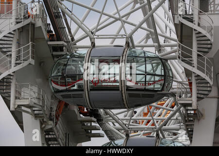 Westminster, Londra, Regno Unito 23 Mar 2017- custodie vuote sul London Eye che rimane chiuso in seguito all'attacco terroristico di Westminster a Londra. Scotland Yard detto il 23 marzo 2017 che la polizia ha effettuato sette arresti in scorrerie condotta per tutta la notte a Birmingham Londra e altrove nel paese dopo l attacco terroristico in Westminister Palace motivi e su Westminster Bridge il 22 marzo 2017 lasciando quattro morti, tra cui il pirata informatico e 29 feriti. Credito: Dinendra Haria/Alamy Live News Foto Stock