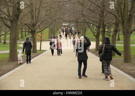 Londra, Regno Unito. 23 Mar, 2017. Vista generale del Royal Greenwich Park a Londra il 23 marzo 2017. Greenwich Park ospita il primo meridiano Linea e Royal Observatory come pure essendo parte del Greenwich Maritime sito patrimonio mondiale che ospita il Museo Nazionale Marittimo ed Old Royal Naval College. Credito: David Mbiyu/Alamy Live News Foto Stock