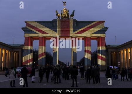 Berlino, Germania. 23 Mar, 2017. Persone in font dell'illuminato Porta di Brandeburgo che è stata illuminata con i colori dell'Unione di sollevare con un martinetto un giorno dopo un attacco terroristico a Londra dove almeno quattro persone sono state uccise. Molti pedoni colpito da un auto sul Westminster Bridge, un funzionario di polizia è stato pugnalato nella Casa del Parlamento da parte di un utente malintenzionato, che è stato ucciso dalla polizia. Credito: Jan Scheunert/ZUMA filo/Alamy Live News Foto Stock
