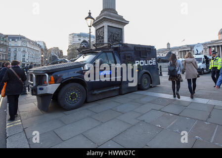 Londra, Regno Unito. 23 Mar, 2017. Una polizia corazzata veicolo parcheggiato sul bordo della piazza come i londinesi si radunano in Trafalgar Square per una veglia a lume di candela dopo l attentato terroristico presso le Case del Parlamento ieri. Credito: Stephen Chung/Alamy Live News Foto Stock