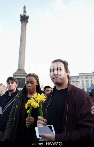 Londra, Regno Unito. 23 Mar, 2017. I londinesi si radunano in Trafalgar Square per una veglia a lume di candela dopo l attentato terroristico presso le Case del Parlamento ieri. Credito: Stephen Chung/Alamy Live News Foto Stock