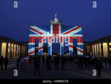 Berlino. 23 Mar, 2017. Foto scattata il 23 marzo 2017 mostra la Porta di Brandeburgo illuminata nel colore della British bandiera nazionale a piangere le vittime degli attentati di Londra, Berlino, capitale della Germania. Credito: Shan Yuqi/Xinhua/Alamy Live News Foto Stock