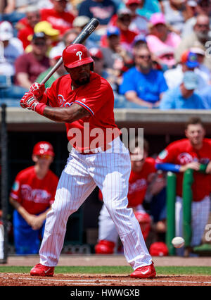 Campo dello spettro. 23 Mar, 2017. Florida, USA-Philadelphia Phillies sinistra fielder Howie Kendrick (47) orologi un passo di andare da nel primo inning in una molla formazione gioco al campo dello spettro. Del Mecum/CSM/Alamy Live News Foto Stock