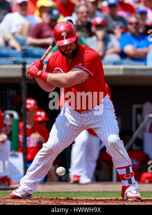 Campo dello spettro. 23 Mar, 2017. Florida, USA-Philadelphia Phillies designato hitter Cameron Rupp (29) orologi un passo di andare da nel 2° inning in una molla formazione gioco al campo dello spettro. Del Mecum/CSM/Alamy Live News Foto Stock