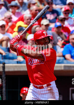 Campo dello spettro. 23 Mar, 2017. Florida, USA-Philadelphia Phillies sinistra fielder Howie Kendrick (47) attende un passo nel 2° inning in una molla formazione gioco al campo dello spettro. Del Mecum/CSM/Alamy Live News Foto Stock
