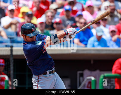 Campo dello spettro. 23 Mar, 2017. Florida, USA-Minnesota Twins primo baseman Byung Ho Park (52) oscilla in corrispondenza di un passo nel 2° inning in una molla formazione gioco al campo dello spettro. Del Mecum/CSM/Alamy Live News Foto Stock