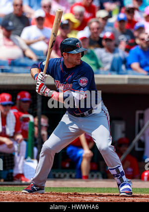Campo dello spettro. 23 Mar, 2017. Florida, USA-Minnesota Twins designato hitter Matt aia (37) attende un passo nel 2° inning in una molla formazione gioco al campo dello spettro. Del Mecum/CSM/Alamy Live News Foto Stock