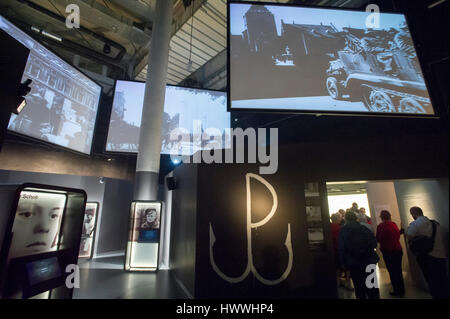 Gdansk, Polonia. 23 marzo, 2017. Gdansk, Polonia. 23 Mar, 2017. Kotwica in polacco, ancoraggio, emblema della metropolitana polacco membro e Armia Krajowa AK in Casa Polacca esercito, ha mostrato il Museo della Seconda Guerra Mondiale. Il museo è stato inaugurato il 23 marzo 2017 a Danzica, Polonia. Museo di Danzica è la più grande e la più recente museo in Polonia. Credito: Wojciech Stróżyk/Alamy Live News Foto Stock