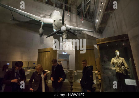 Gdansk, Polonia. 23 marzo, 2017. Gdansk, Polonia. 23 Mar, 2017. Il tedesco dive bomber Junkers Ju 87 Stuka ha mostrato il Museo della Seconda Guerra Mondiale. Il museo è stato inaugurato il 23 marzo 2017 a Danzica, Polonia. Museo di Danzica è la più grande e la più recente museo in Polonia. Credito: Wojciech Stróżyk/Alamy Live News Foto Stock
