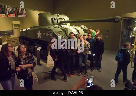 Gdansk, Polonia. 23 marzo, 2017. Gdansk, Polonia. 23 Mar, 2017. Visitatori e serbatoio Sherman Firefly utilizzato dal primo polacco divisione corazzata è mostrato nel museo della Seconda Guerra Mondiale. Il museo è stato inaugurato il 23 marzo 2017 a Danzica, Polonia. Museo di Danzica è la più grande e la più recente museo in Polonia. Credito: Wojciech Stróżyk/Alamy Live News Foto Stock