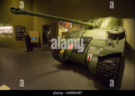 Gdansk, Polonia. 23 marzo, 2017. Gdansk, Polonia. 23 Mar, 2017. Visitatori e serbatoio Sherman Firefly utilizzato dal primo polacco divisione corazzata è mostrato nel museo della Seconda Guerra Mondiale. Il museo è stato inaugurato il 23 marzo 2017 a Danzica, Polonia. Museo di Danzica è la più grande e la più recente museo in Polonia. Credito: Wojciech Stróżyk/Alamy Live News Foto Stock