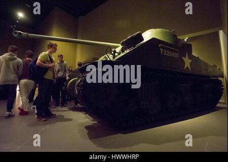 Gdansk, Polonia. 23 marzo, 2017. Gdansk, Polonia. 23 Mar, 2017. Visitatori e serbatoio Sherman Firefly utilizzato dal primo polacco divisione corazzata è mostrato nel museo della Seconda Guerra Mondiale. Il museo è stato inaugurato il 23 marzo 2017 a Danzica, Polonia. Museo di Danzica è la più grande e la più recente museo in Polonia. Credito: Wojciech Stróżyk/Alamy Live News Foto Stock