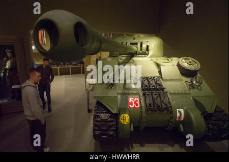 Gdansk, Polonia. 23 marzo, 2017. Gdansk, Polonia. 23 Mar, 2017. Visitatori e serbatoio Sherman Firefly utilizzato dal primo polacco divisione corazzata è mostrato nel museo della Seconda Guerra Mondiale. Il museo è stato inaugurato il 23 marzo 2017 a Danzica, Polonia. Museo di Danzica è la più grande e la più recente museo in Polonia. Credito: Wojciech Stróżyk/Alamy Live News Foto Stock