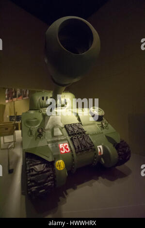 Gdansk, Polonia. 23 marzo, 2017. Gdansk, Polonia. 23 Mar, 2017. Visitatori e serbatoio Sherman Firefly utilizzato dal primo polacco divisione corazzata è mostrato nel museo della Seconda Guerra Mondiale. Il museo è stato inaugurato il 23 marzo 2017 a Danzica, Polonia. Museo di Danzica è la più grande e la più recente museo in Polonia. Credito: Wojciech Stróżyk/Alamy Live News Foto Stock