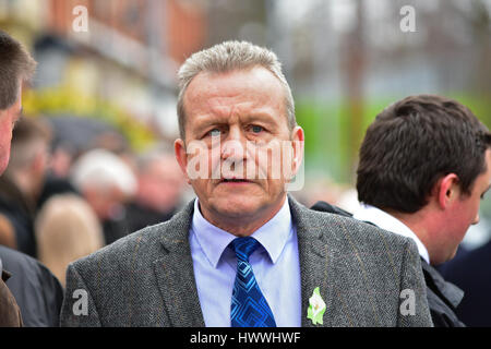 Derry, Irlanda del Nord. 23 marzo, 2017. Stormont MLA Ian Milne partecipato ai funerali del Sinn Féins Martin McGuinness in Derry: Mark inverno/Alamy Live News Foto Stock