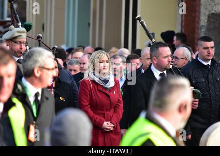 Derry, Irlanda del Nord. 23 marzo, 2017. Il lutto Sinn Fein Leader Michelle O'Neill passeggiate con persone in lutto al funerale di Sinn Féins Martin McGuinness in Derry: Mark inverno/Alamy Live News Foto Stock