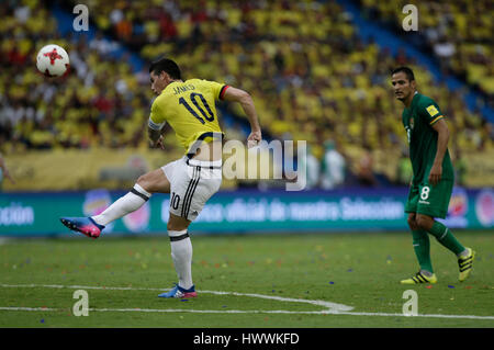 Barranquilla, Colombia. 23 Mar, 2017. Il colombiano James Rodriguez (L) Spara la palla durante la partita per il sud americana qualificatori della Russia 2018 FIFA World Cup contro la Bolivia, svoltasi nel Metropolitan Roberto Melendez stadium, Barranquilla, Colombia, il 23 marzo 2017. Credito: Juan Paez/COLPRENSA/Xinhua/Alamy Live News Foto Stock