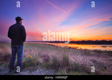 Stagliano l uomo a Southport, Merseyside, Regno Unito. Il 24 marzo 2017. Regno Unito meteo. Dopo un terribilmente freddo & frosty night, una bellissima alba riscalda la fauna selvatica alla RSPB riserva naturale a Marshside vicino a Southport in Merseyside. Questi formata naturalmente zone umide di marea forniscono la casa perfetta per le molte migliaia di uccelli migratori che resto qui per i mesi invernali. Credito: Cernan Elias/Alamy Live News Foto Stock