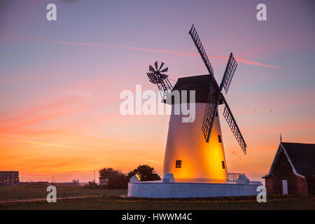 Lytham, Lancashire. Regno Unito Meteo. Il 24 marzo 2017. Lytham St Annes. Il mulino a vento di Lytham, vento, potenza, energia, sky, turbina, ambiente, elettricità, tecnologia, natura, generatore, mill, rinnovabile, un imponente punto di riferimento sul lungomare si trova a Lytham verde nella città costiera di Lytham St Annes, Lancashire, Inghilterra. Esso è del tipo noto come un tower mill e è stato progettato per la macinazione di grano e di avena per fare la farina di crusca o. Credito: MediaWorlImages/AlamyLiveNews Foto Stock