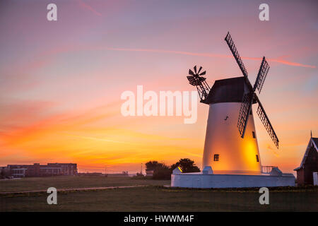 Lytham, Lancashire. Regno Unito Meteo. Il 24 marzo 2017. Lytham St Annes. Il mulino a vento di Lytham, vento, potenza, energia, sky, turbina, ambiente, elettricità, tecnologia, natura, generatore, mill, rinnovabile, un imponente punto di riferimento sul lungomare si trova a Lytham verde nella città costiera di Lytham St Annes, Lancashire, Inghilterra. Esso è del tipo noto come un tower mill e è stato progettato per la macinazione di grano e di avena per fare la farina di crusca o. Credito: MediaWorlImages/AlamyLiveNews Foto Stock