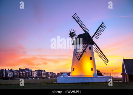 Lytham, Lancashire. Regno Unito Meteo. Il 24 marzo 2017. Lytham St Annes. Il mulino a vento di Lytham, vento, potenza, energia, sky, turbina, ambiente, elettricità, tecnologia, natura, generatore, mill, rinnovabile, un imponente punto di riferimento sul lungomare si trova a Lytham verde nella città costiera di Lytham St Annes, Lancashire, Inghilterra. Esso è del tipo noto come un tower mill e è stato progettato per la macinazione di grano e di avena per fare la farina di crusca o. Credito: MediaWorlImages/AlamyLiveNews Foto Stock