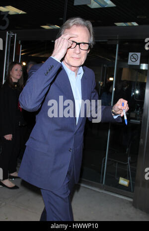 New York, NY, STATI UNITI D'AMERICA. 23 Mar, 2017. Bill Nighy arrivando alla premiere di loro migliori al SVA Theater di New York il 23 marzo 2017. Credito: Rw/media/punzone Alamy Live News Foto Stock