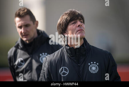 Kamen, Germania. 24 Mar, 2017. German National Soccer coach Joachim Loew (r) ed ex giocatore di calcio e membro del team coaching Miroslav KLOSE (l) a partecipare a una sessione di formazione del tedesco della nazionale di calcio presso il Kaiserau college di educazione fisica ('Sportschule Kaiserau') a Kamen, Germania, 24 marzo 2017. Il team vola a Baku nel pomeriggio per il Campionato del Mondo di match di qualificazione tra la Germania e la Repubblica di Azerbaigian. Foto: Bernd Thissen/dpa/Alamy Live News Foto Stock