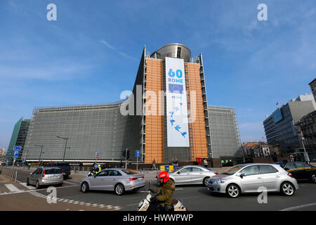 Bruxelles, Belgio. 24 Mar, 2017. Macchine passano la Commissione europea edificio su cui un banner viene visualizzato per celebrare il sessantesimo anniversario del Trattato di Roma, a Bruxelles, in Belgio, 24 marzo 2017. L'UE-27 leader si incontreranno a Roma sabato per celebrare il sessantesimo anniversario della firma del trattato e discutere circa il futuro del bloc senza la Gran Bretagna. Credito: Voi Pingfan/Xinhua/Alamy Live News Foto Stock