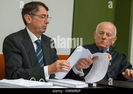 Monaco di Baviera, Germania. 20 Mar, 2017. Georg Funke (l), l'ex amministratore delegato della banca HRE, siede accanto al suo avvocato Wolfgang Kreuzer presso il tribunale regionale di Muenchen io a Monaco di Baviera, Germania, 20 marzo 2017. La pubblica accusa Funke accusa di aver sugarcoated saldi della Hypo Real Estate (HRE) Banca durante la crisi nel 2008/09. Foto: Peter Kneffel/dpa/Alamy Live News Foto Stock