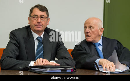 Monaco di Baviera, Germania. 20 Mar, 2017. Georg Funke (l), l'ex amministratore delegato della banca HRE, siede accanto al suo avvocato Wolfgang Kreuzer presso il tribunale regionale di Muenchen io a Monaco di Baviera, Germania, 20 marzo 2017. La pubblica accusa Funke accusa di aver sugarcoated saldi della Hypo Real Estate (HRE) Banca durante la crisi nel 2008/09. Foto: Peter Kneffel/dpa/Alamy Live News Foto Stock