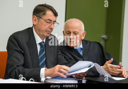 Monaco di Baviera, Germania. 20 Mar, 2017. Georg Funke (l), l'ex amministratore delegato della banca HRE, siede accanto al suo avvocato Wolfgang Kreuzer presso il tribunale regionale di Muenchen io a Monaco di Baviera, Germania, 20 marzo 2017. La pubblica accusa Funke accusa di aver sugarcoated saldi della Hypo Real Estate (HRE) Banca durante la crisi nel 2008/09. Foto: Peter Kneffel/dpa/Alamy Live News Foto Stock