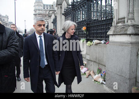 Londra, Regno Unito. 24 Mar, 2017. Il sindaco di Londra Sadiq Khan visite al Parlamento di rendere omaggio ai funzionari di polizia dopo gli attentati Credito: amer ghazzal/Alamy Live News Foto Stock