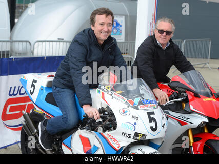 Circuito di Silverstone, Northamptonshire, Regno Unito. 23 Mar, 2017. Motociclo opinioni riviste Freddie Spencer (sinistra) e Wayne Gardner sulle loro moto a Siverstone media classici giorno circuito di Silverstone, Northamptonshire, Regno Unito. Credito: Denis Kennedy/Alamy Live News Foto Stock