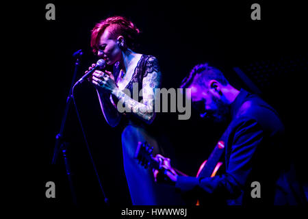 Milano, Italia. 22 Mar, 2017. Cantante italiana e x fattore concorrente Eva Pevarello suona dal vivo al Teatro Dal Verme di Milano, Italia, come open act per Carmen Consoli. Credito: Mairo Cinquetti/Pacific Press/Alamy Live News Foto Stock