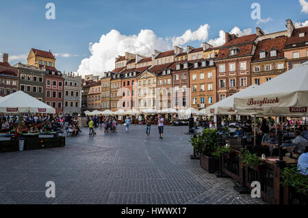 Ristoranti in città case visto dalla Vecchia Piazza del Mercato - piazza principale di Varsavia Città Vecchia in Polonia Foto Stock