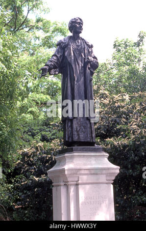Statua di Emmeline Pankhurst nella torre di Victoria Gdns Foto Stock