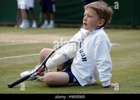 I bambini giocando a tennis campionati di Wimbledon WIMBLEDON WIMBLEDON LONDRA 29 Giugno 2002 Foto Stock