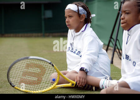 I bambini giocando a tennis campionati di Wimbledon WIMBLEDON WIMBLEDON LONDRA 29 Giugno 2002 Foto Stock