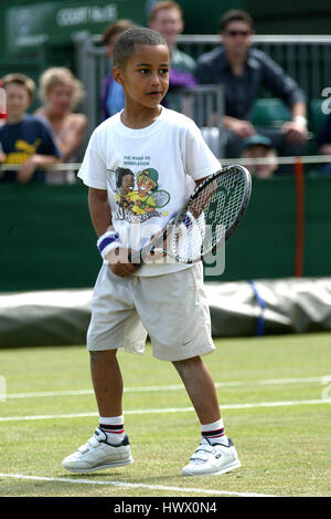 I bambini giocando a tennis campionati di Wimbledon WIMBLEDON WIMBLEDON LONDRA 29 Giugno 2002 Foto Stock