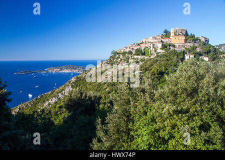 Il villaggio artistico Eze guardando giù su Saint-Jean-Cap-Ferrat. Foto Stock