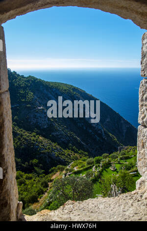 Il villaggio artistico Eze guardando giù su Saint-Jean-Cap-Ferrat. Foto Stock