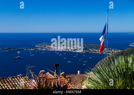 Il villaggio artistico Eze guardando giù su Saint-Jean-Cap-Ferrat. Foto Stock