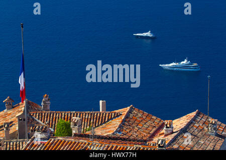 Il villaggio artistico Eze guardando giù su Saint-Jean-Cap-Ferrat. Foto Stock