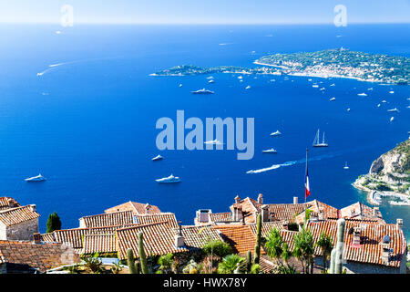 Il villaggio artistico Eze guardando giù su Saint-Jean-Cap-Ferrat. Foto Stock