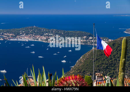 Il villaggio artistico Eze guardando giù su Saint-Jean-Cap-Ferrat. Foto Stock