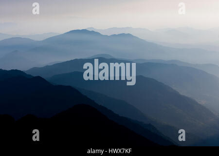 Bella skyscape mentre il Mardi Himal trek Nepal Foto Stock