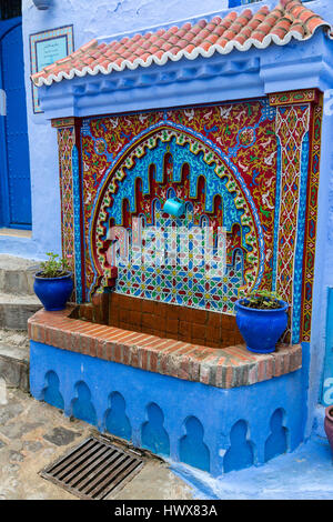 Chefchaouen, Marocco. Acqua pubblica tocca nella Medina. Foto Stock