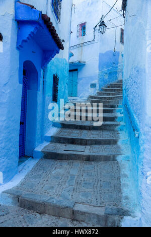Chefchaouen, Marocco. Strada stretta su una collina nella Medina. Foto Stock