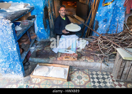 Chefchaouen, Marocco. Baker al lavoro nel suo panificio. Foto Stock